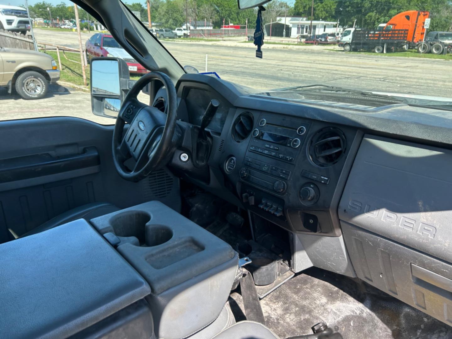 2013 White Ford F-550 (1FDUF5GTXDE) with an 6.7L V8 F OHV 32V engine, Automatic transmission, located at 1687 Business 35 S, New Braunfels, TX, 78130, (830) 625-7159, 29.655487, -98.051491 - Photo#4